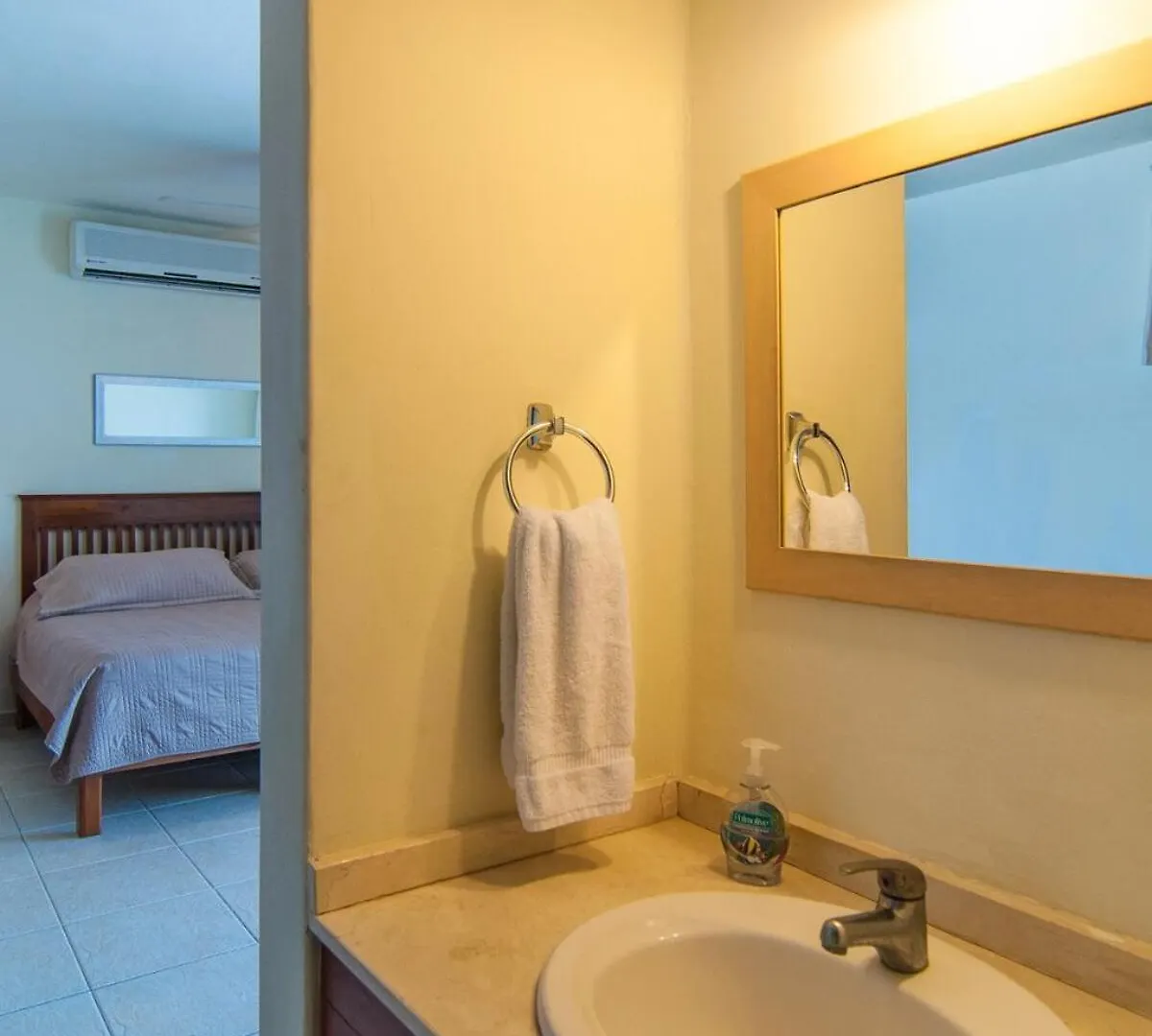 Lovely 4 Bedroom Condo In The Heart Of Downtown Playa del Carmen Apartment